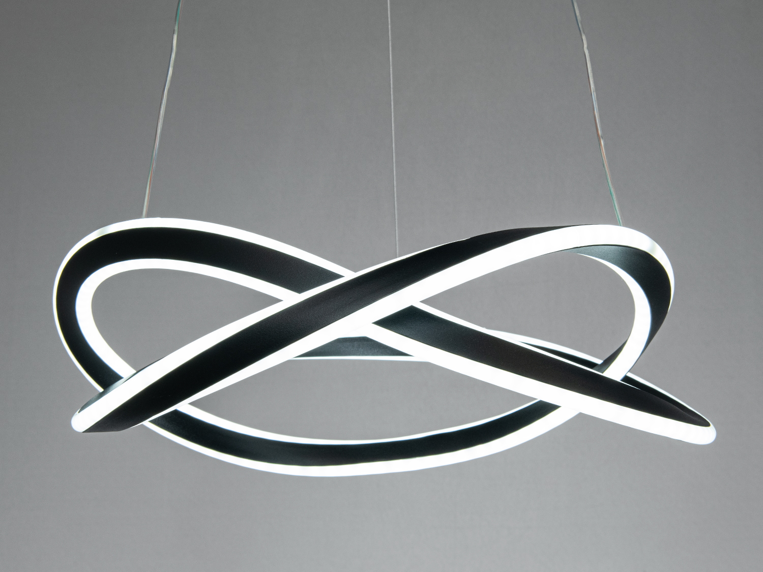 Чорна LED підвісна люстра Diasha з графічними завитками, 91 Вт, керування від настінного вимикача. М’яке рівномірне світло для кімнат до ≈16 м².