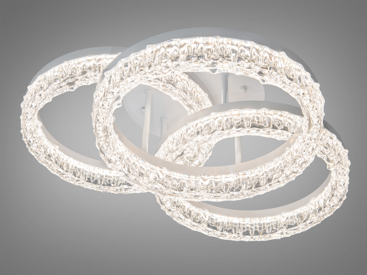 Стельовий світильник з трьома об′ємними кільцями, що випромінюють м′яке світло. Ідеальний для вітальні або спальні.