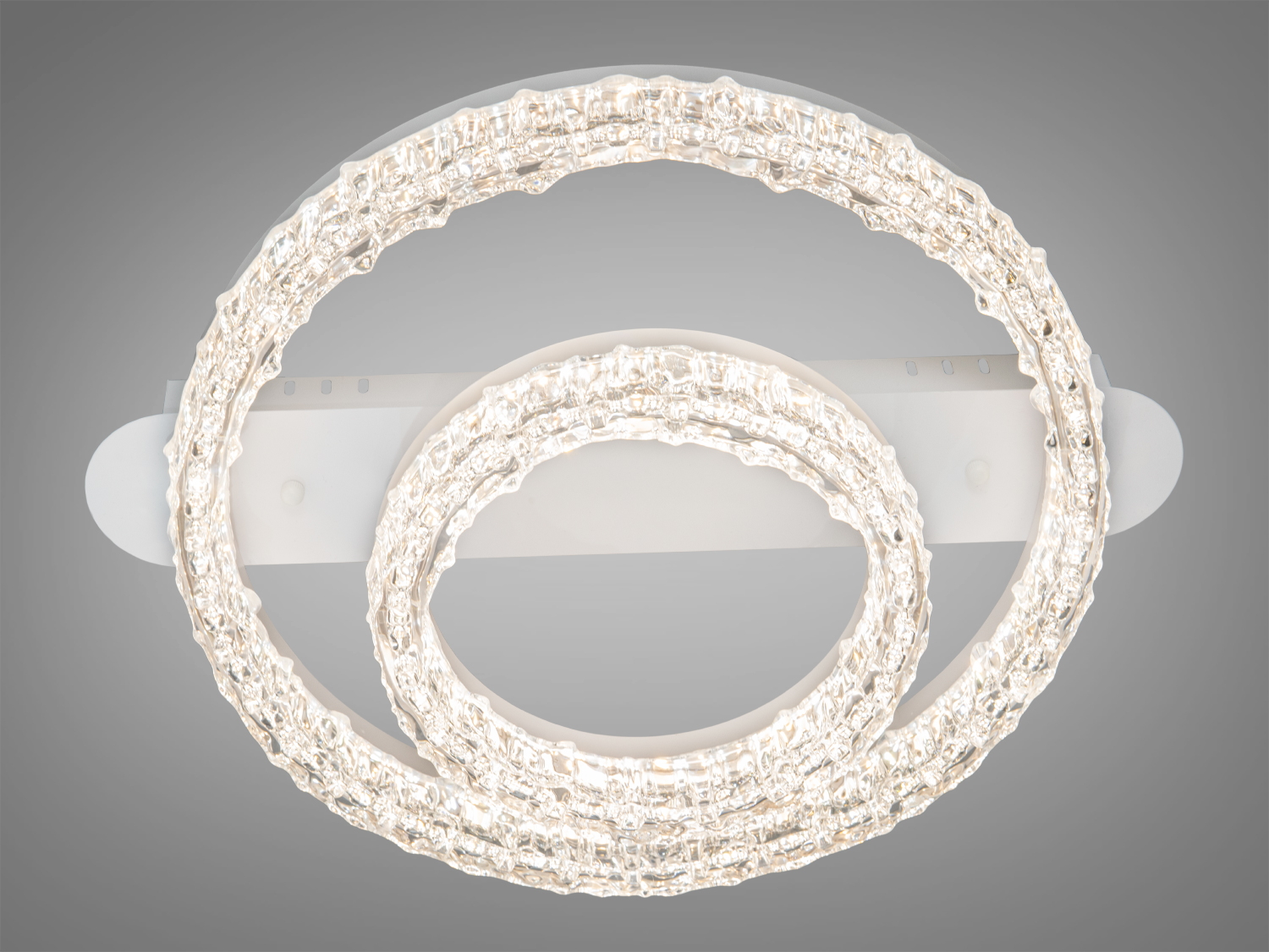 Світильник з двома кільцями, що світяться, виконаний у сучасному стилі. Встановлюється на стелю, підходить для вітальні.