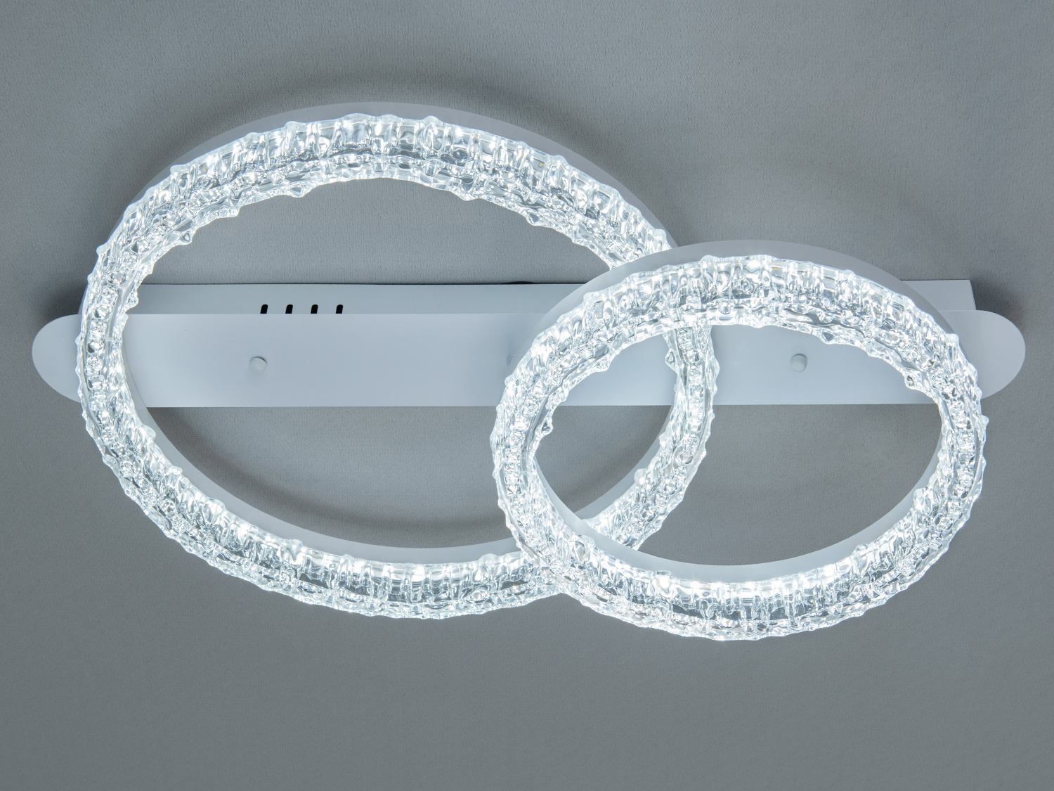 Стельовий світильник з двома кільцями, що переплітаються, з холодним білим світлом. Підходить для офісних приміщень.