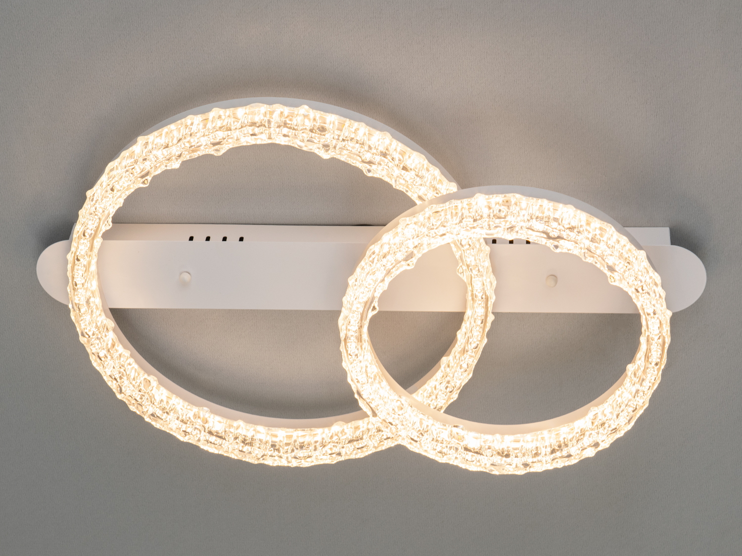 Стельова LED люстра з кільцями MX78203 65W у білому кольорі. Прозорий акрил з бульбашками, м’яке рівномірне світло для 12–18 м² у сучасних інтер’єрах.