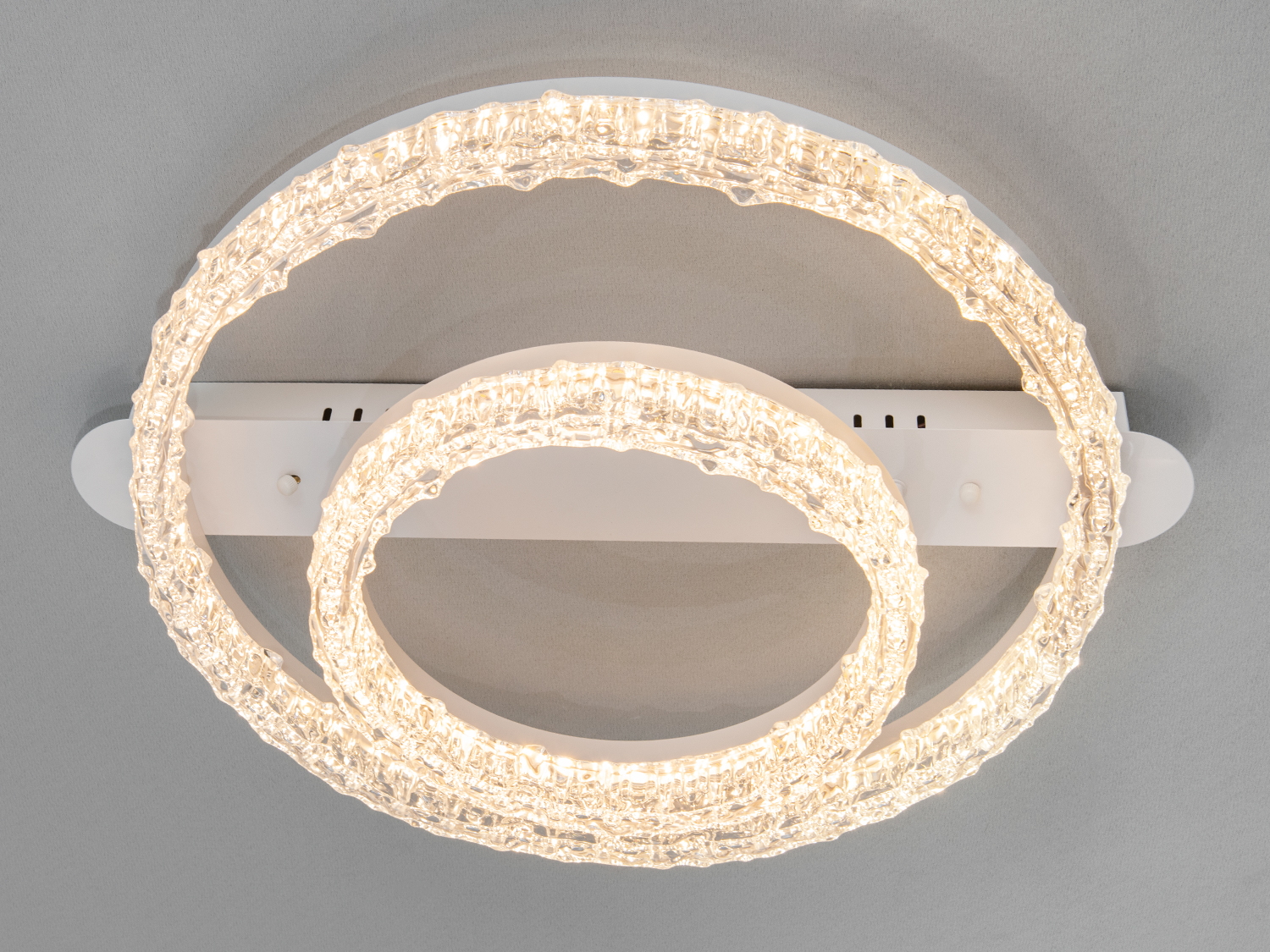 Біла стельова LED люстра 72W з двома кільцями та акриловими плафонами. М’яке розсіяне світло, накладний монтаж, без пульта, орієнтовно на 12 м².