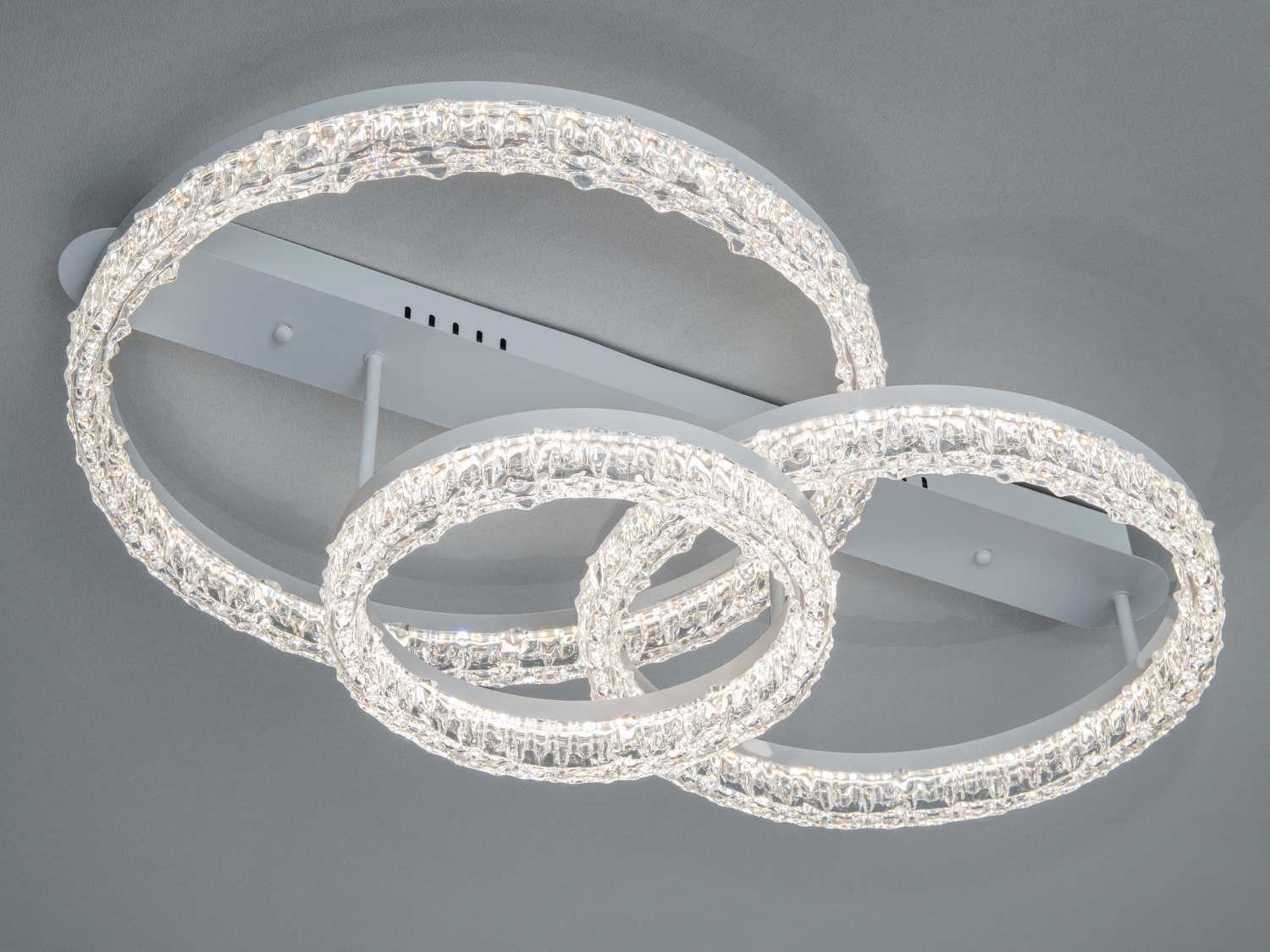 Сучасна стельова LED люстра з трьома кільцями, білий колір, 103W. Акрилові плафони забезпечують рівномірне світло у кімнатах до 18 м².