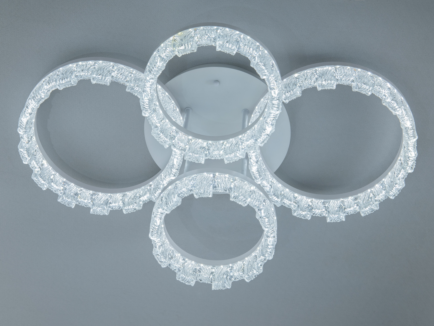 Стельова LED-люстра MX78204-2+2WH, 105W, чотири білі кільця, без пульта. Підходить для сучасних інтерʼєрів у вітальні, спальні чи студії.