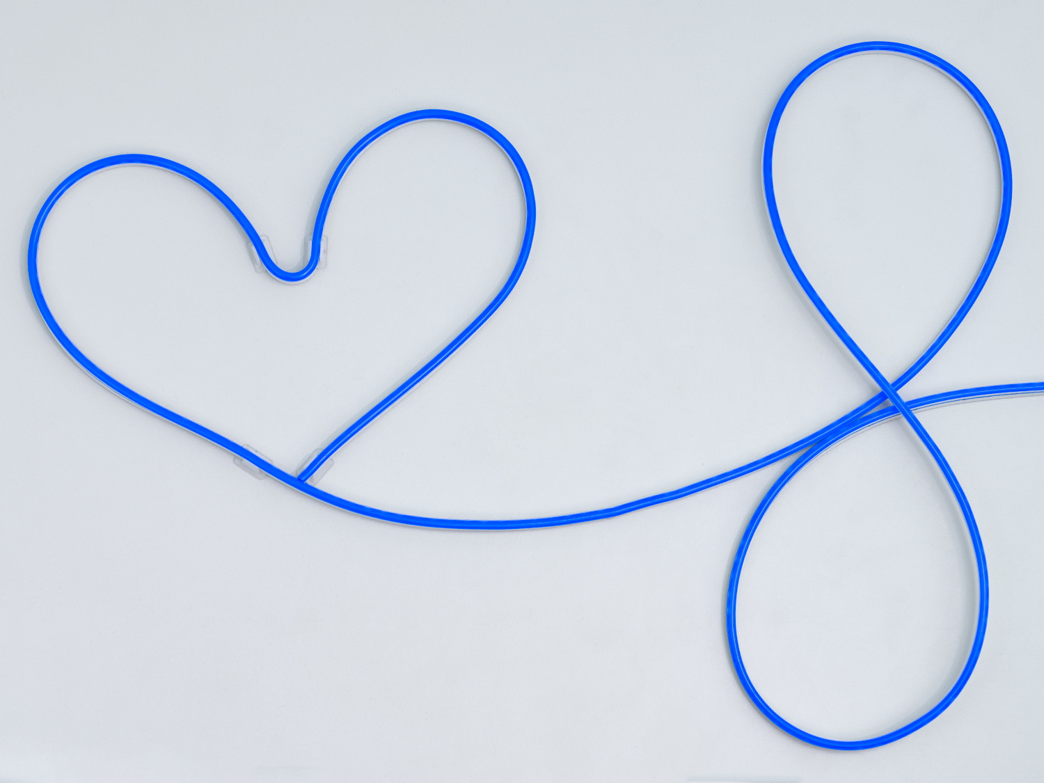 Гнучка світлодіодна стрічка у формі серця, синій колір, підходить для декоративного освітлення в приміщеннях.