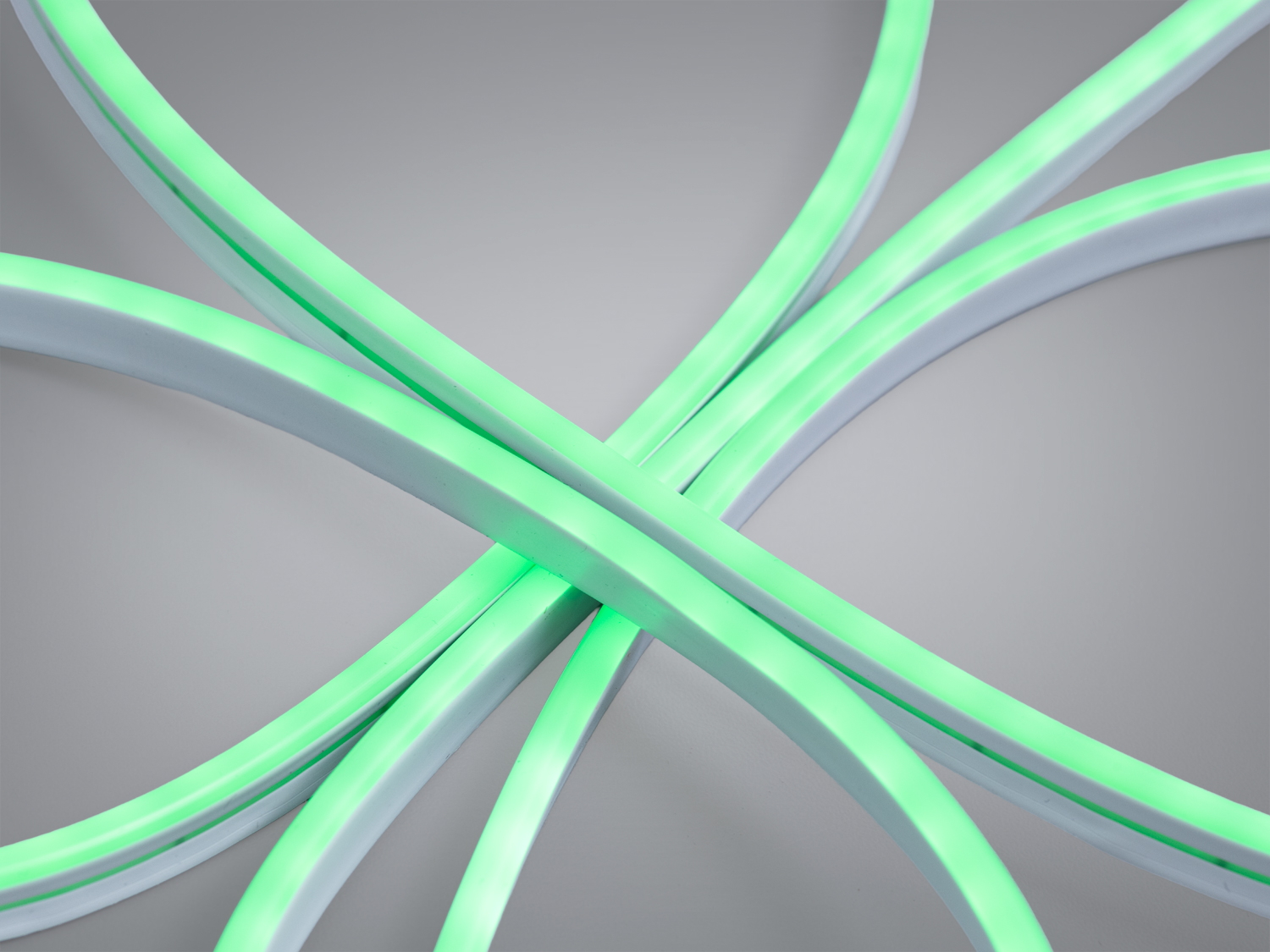 Перехрещені світлодіодні стрічки з зеленим світлом, підходять для створення унікальних світлових інсталяцій у комерційних просторах.