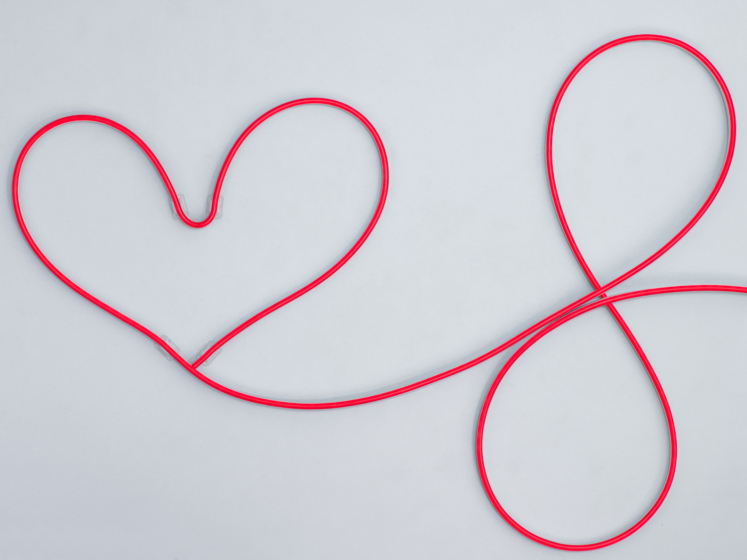 Гнучка світлодіодна стрічка у формі серця, червоний колір, підходить для створення романтичної атмосфери в інтер′єрі.