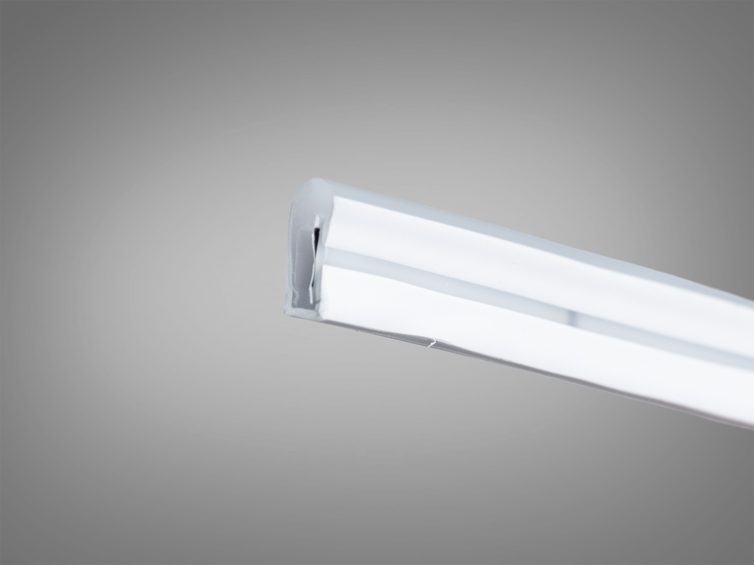 Кутовий вигляд світлодіодної стрічки з акцентом на матеріал корпусу, що забезпечує рівномірне розсіювання світла.