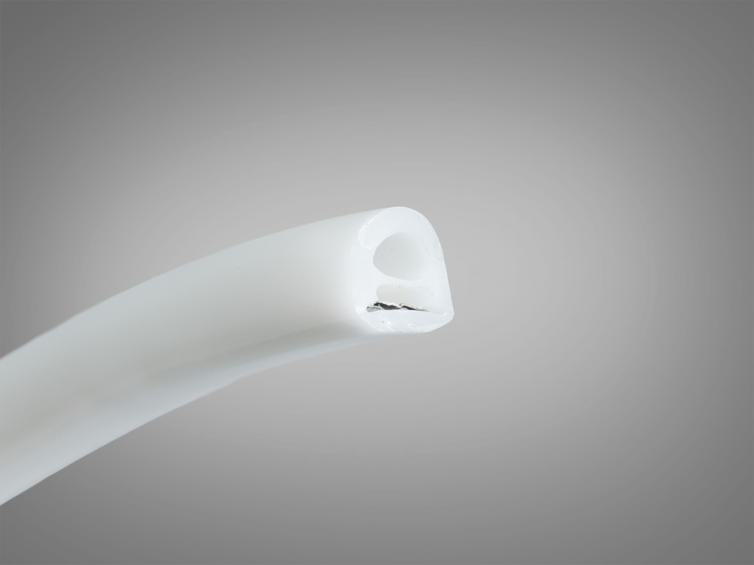 Білий кінець гнучкої неонової стрічки, показує внутрішню структуру. Використовується для декоративного освітлення.