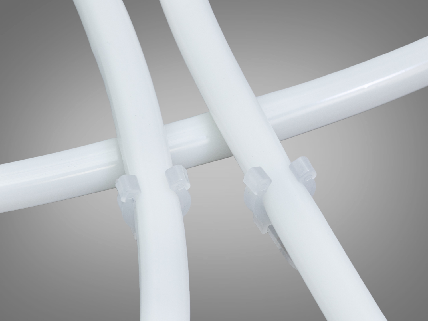 Дві паралельні світлодіодні стрічки, закріплені пластиковими кліпсами. Ідеально підходять для монтажу на стелю або стіни.