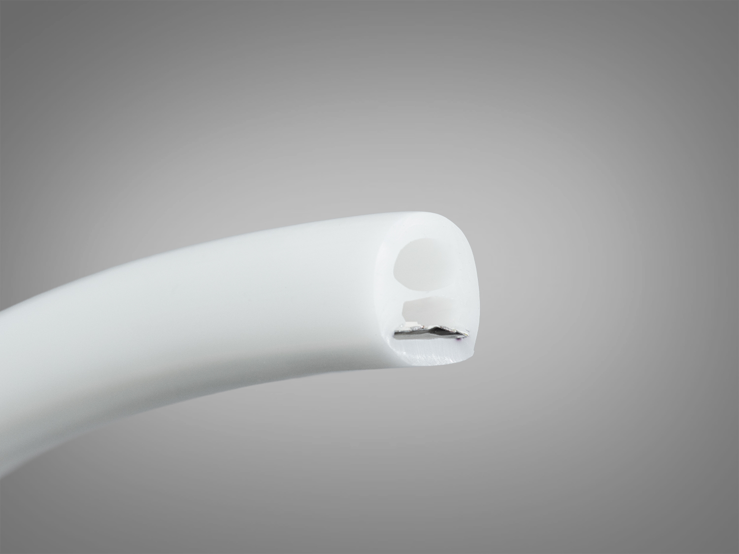 Кінець світлодіодної стрічки з білим пластиковим корпусом, що забезпечує захист і легкість монтажу.