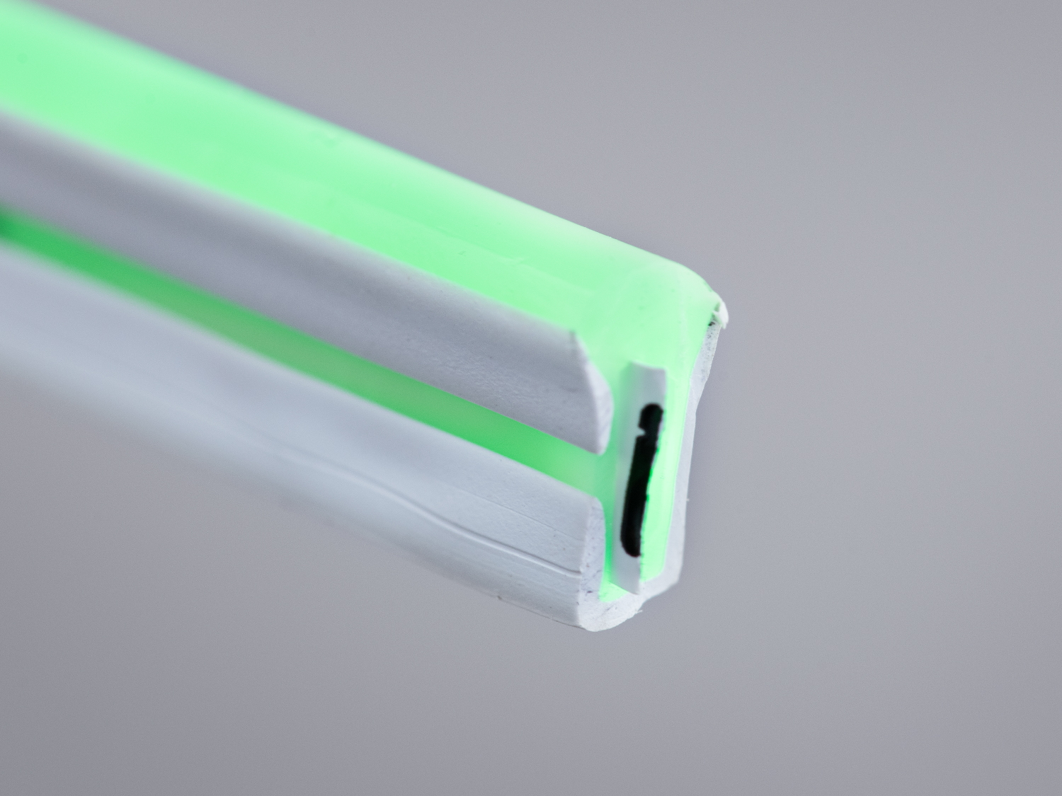 Гнучкий неон LED 12В IP67 5x11 мм із зеленим світлом: 8 Вт/м, до 800 лм/м, 108 LED/м, CRI>80, кут 180°, мінімальний радіус вигину ~15 мм.