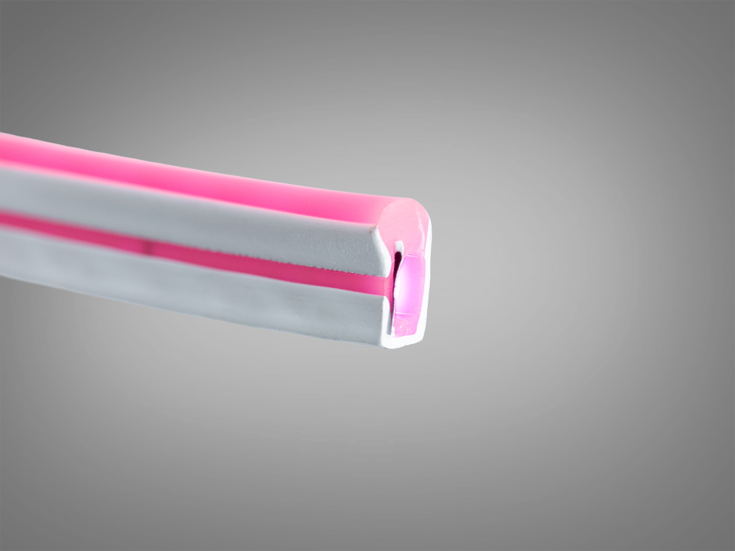 Гнучкий неон Diasha 12В IP67, 5×11 мм, SMD2835. Рожеве світло, 8 Вт/м, 800 лм/м, 108 LED/м, CRI>80, кут 180°. Для контурного та декоративного підсвічування в інтер’єрі й назовні.