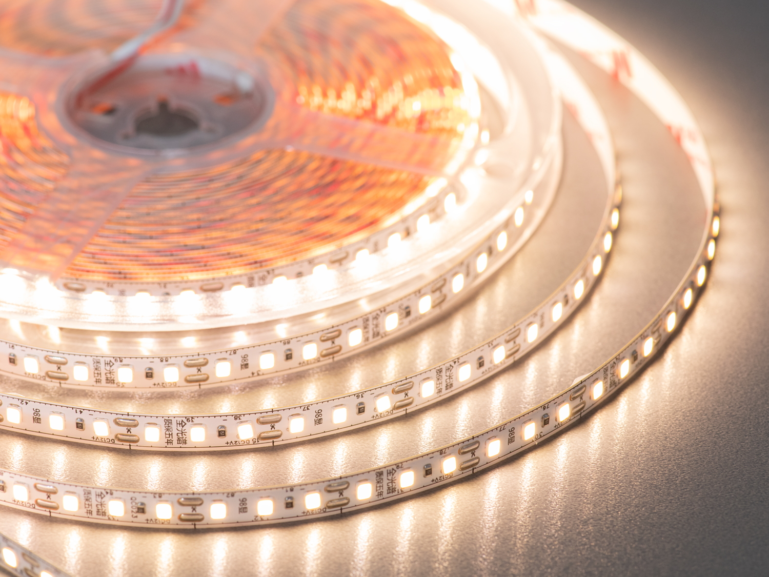 LED стрічка 12В, 120 діодів на метр, 8 мм, теплий. Вона випромінює світло кольору вранішнього сонця, створюючи атмосферу затишку, гармонії та домашнього тепла. LED стрічка 12В, 120 діодів на метр, 8 мм, теплий. Вона випромінює світло кольору вранішнього сонця, створюючи атмосферу затишку, гармонії та домашнього тепла.