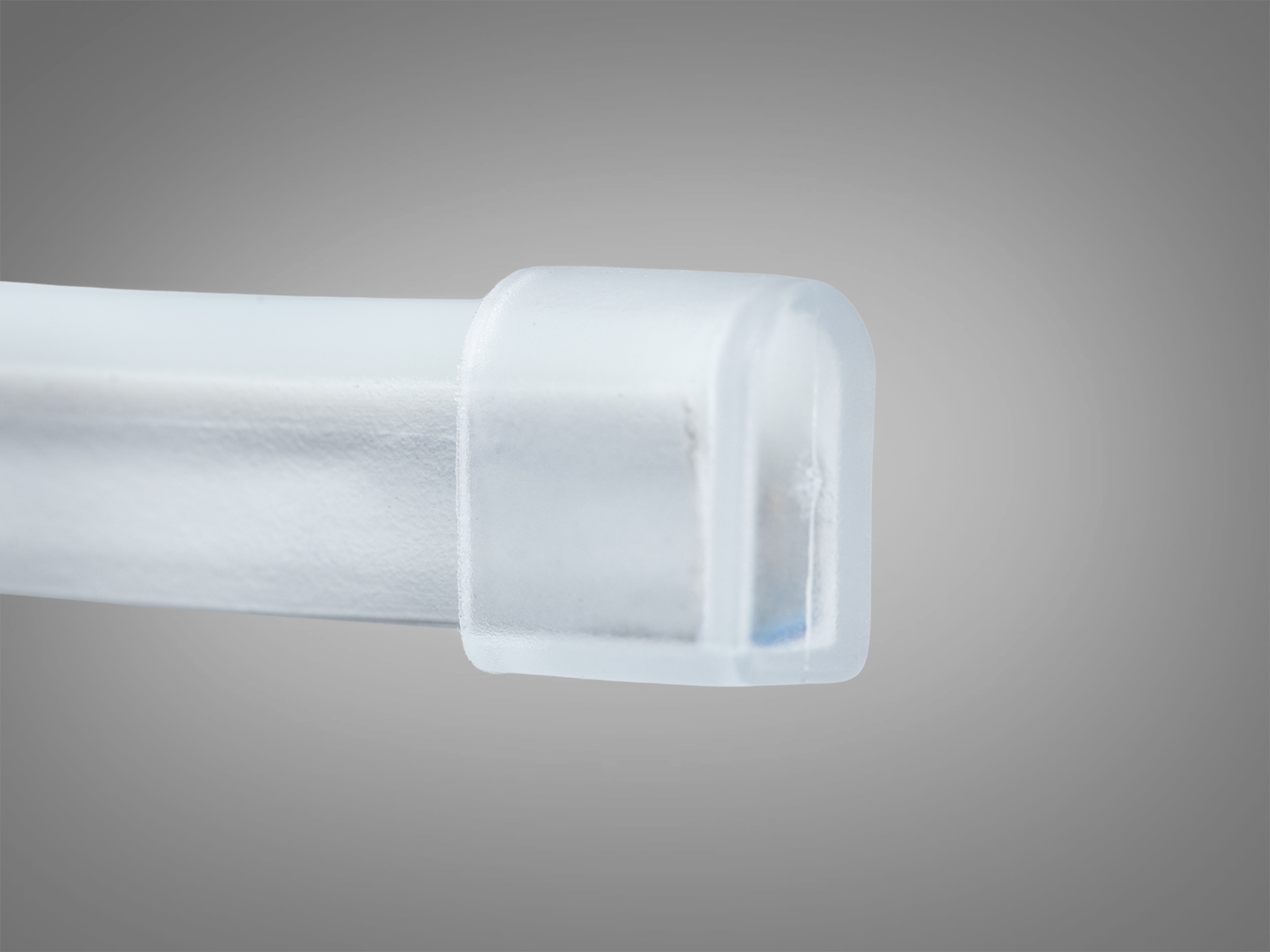 Прозорий силіконовий заглушка, встановлена на кінці світлодіодної стрічки, забезпечує надійний захист від зовнішніх впливів та зберігає естетику.