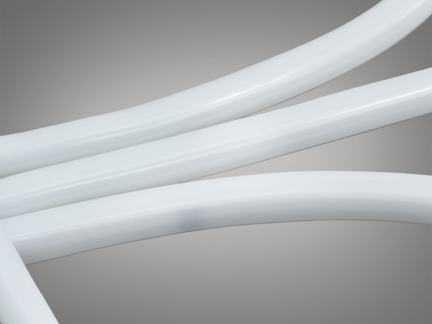 Білий корпус світлодіодної стрічки, гнучкий і міцний, ідеально підходить для створення складних світлових конструкцій.