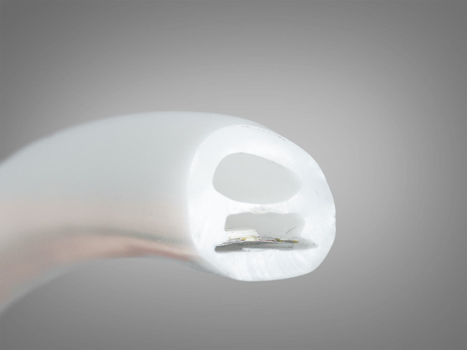 Зріз світлодіодної трубки з видимими внутрішніми компонентами, гнучкий матеріал для легкого монтажу.