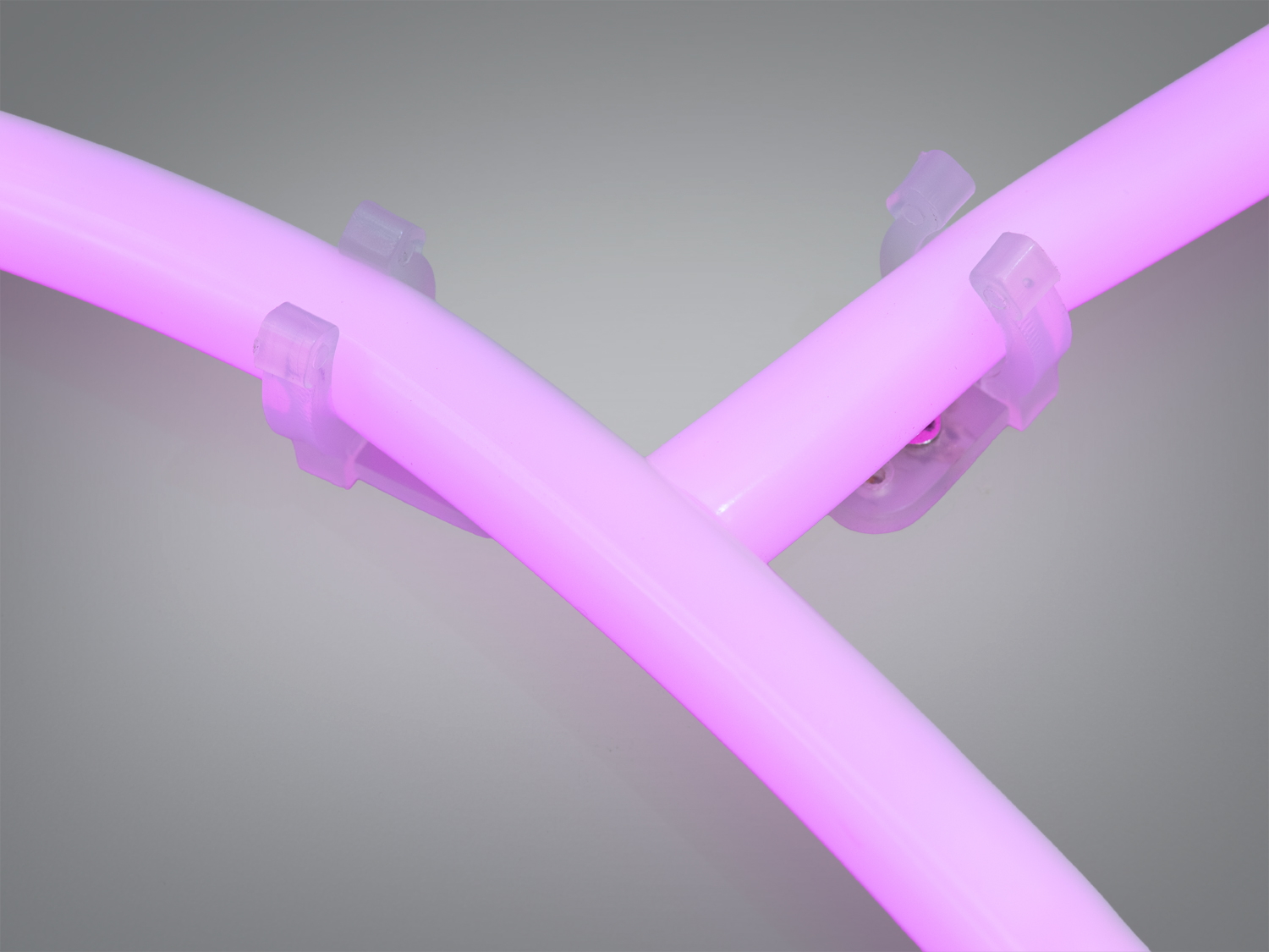 Кріплення світлодіодної стрічки з рожевим світлом, що забезпечує надійне фіксування на поверхні, підходить для декоративного освітлення.