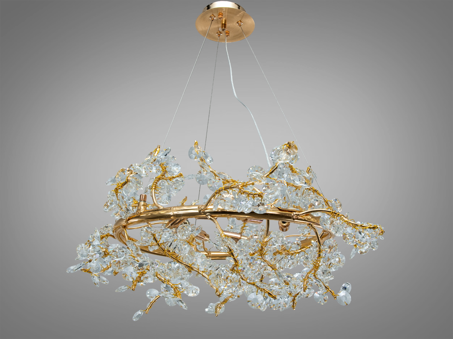 Підвісна люстра з кришталевими деталями, золотистий обід, асиметричний дизайн, підходить для високих стель, додає елегантності простору.