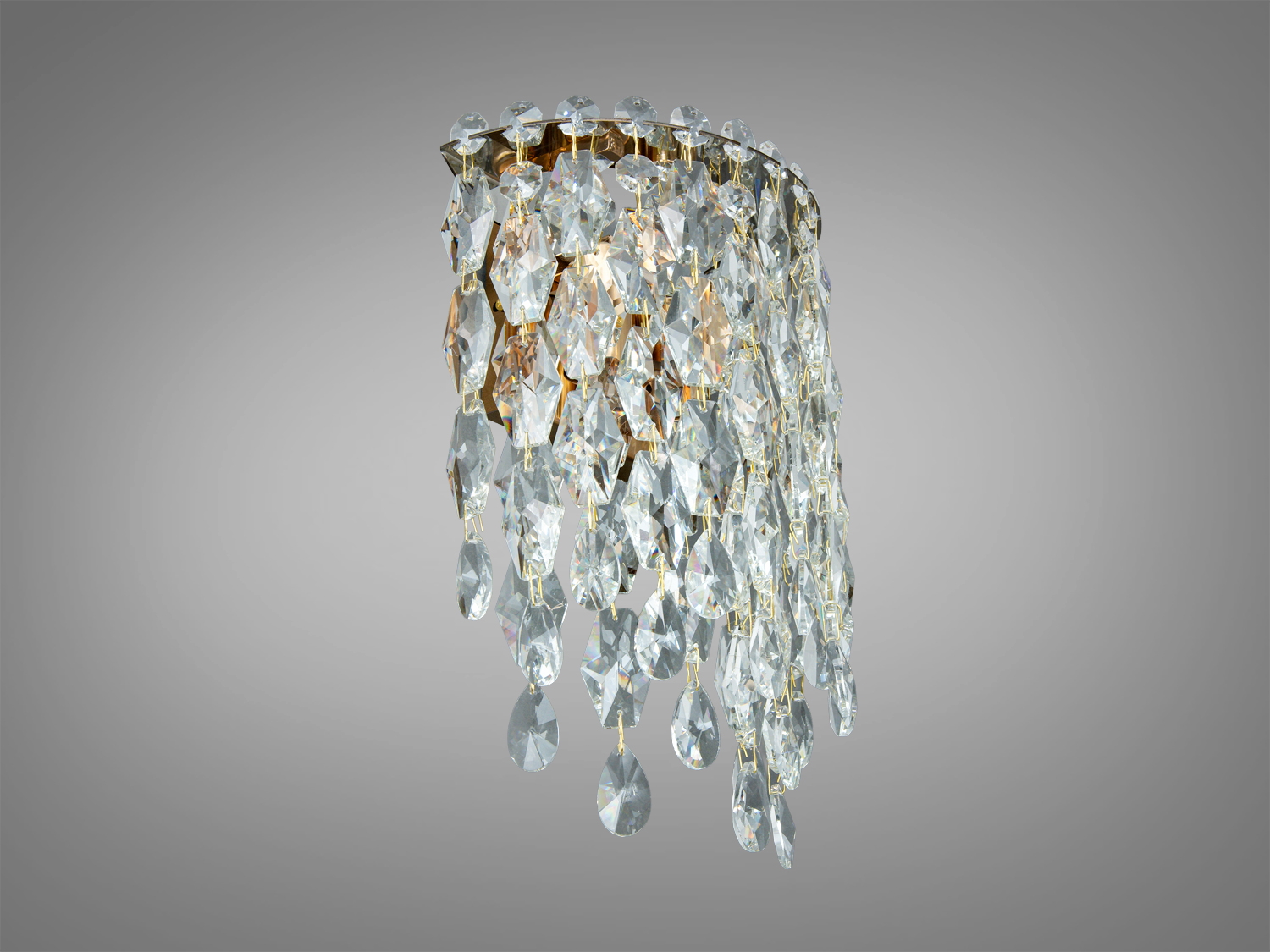 Світильник настінний з каскадними кришталевими підвісками. Підходить для монтажу в класичному інтер′єрі, створює елегантне освітлення.