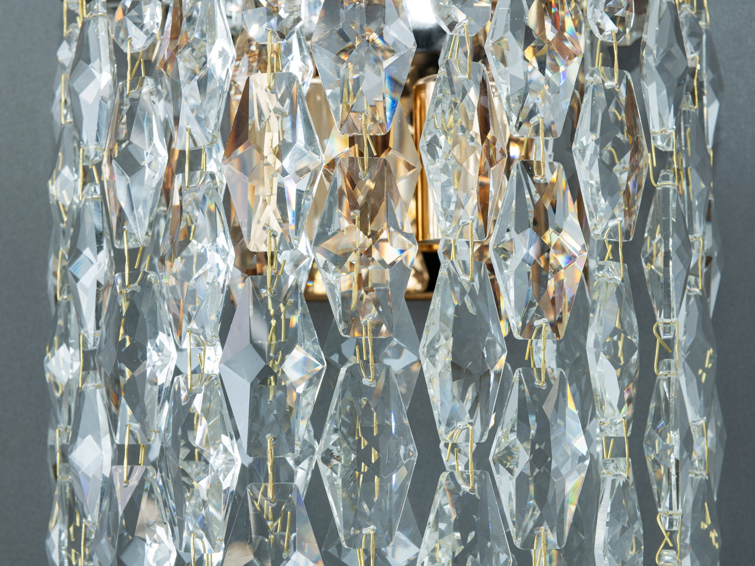 Крупний план настінного світильника з кришталевими підвісками. Витончений дизайн для класичного інтер′єру, підходить для стінового монтажу.