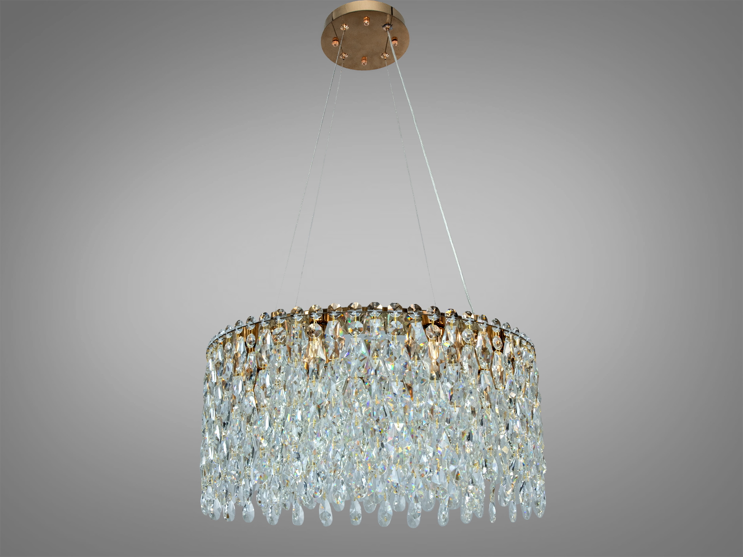 Кругла кришталева люстра з підвісними кришталевими елементами, що створюють каскадний ефект. Ідеальна для вітальні або їдальні.