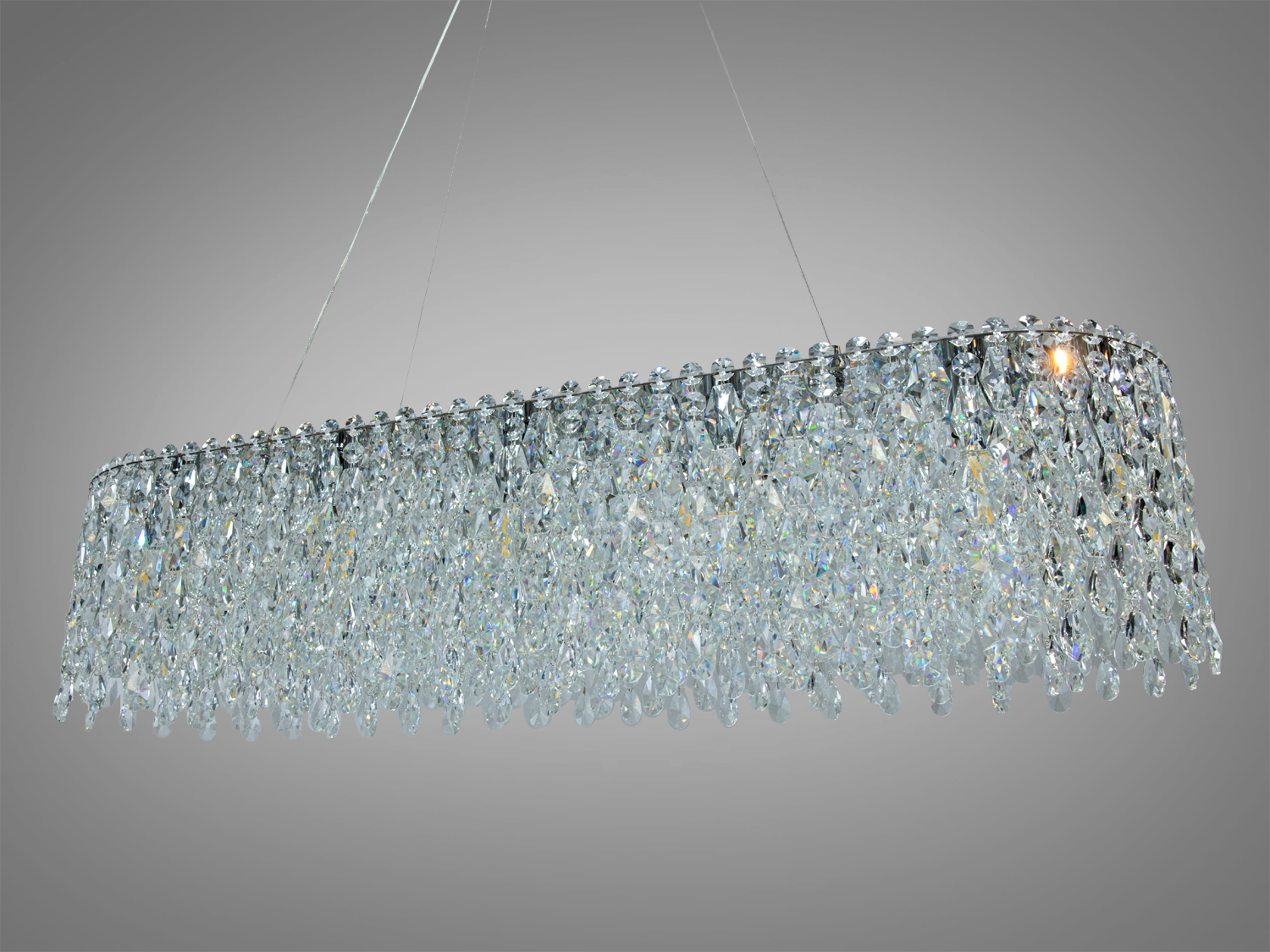 Елегантна люстра з довгими кришталевими підвісками, що відбивають світло. Ідеальна для сучасних інтер′єрів.
