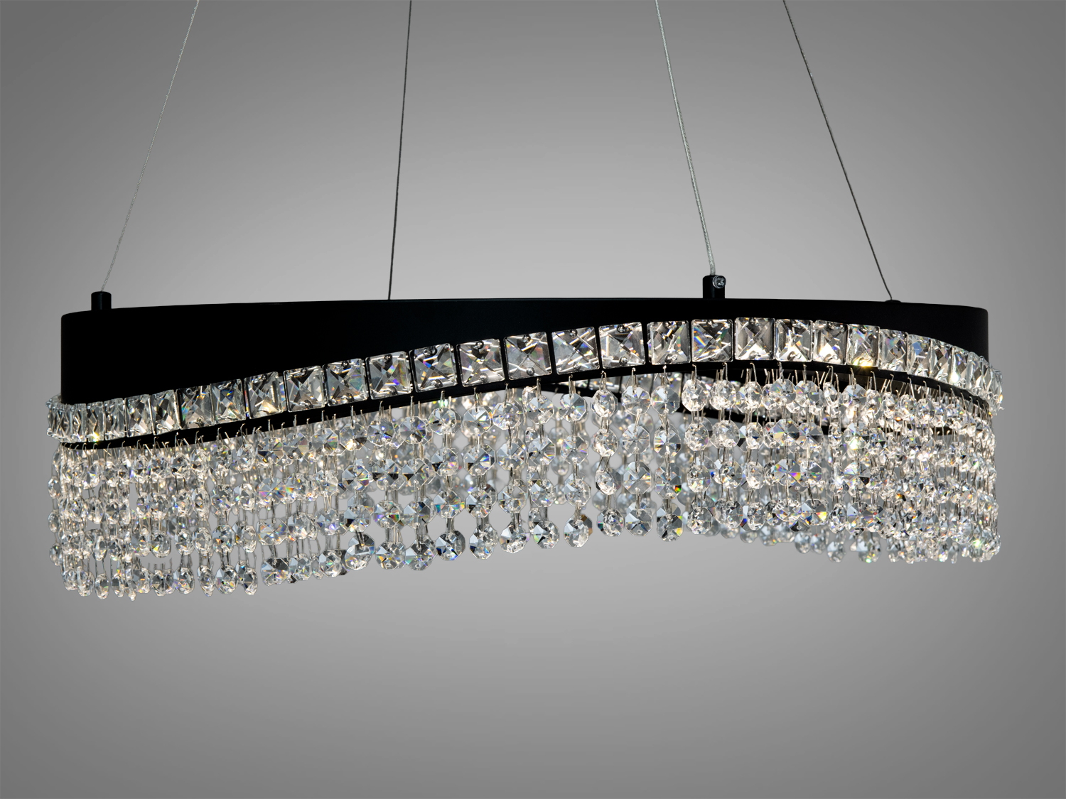 Блискуча люстра з двома рівнями кришталевих підвісок. Ідеальна для вітальні з високими стелями.