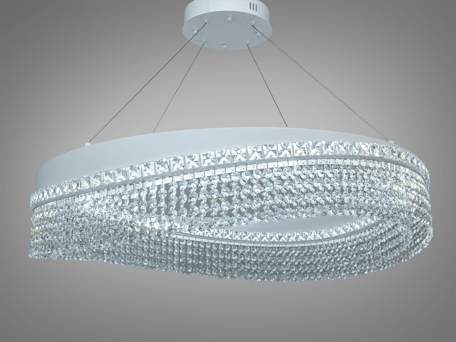 Елегантна люстра з кришталевими підвісками, підвішена на витонченому тросі. Підходить для класичних інтер′єрів.