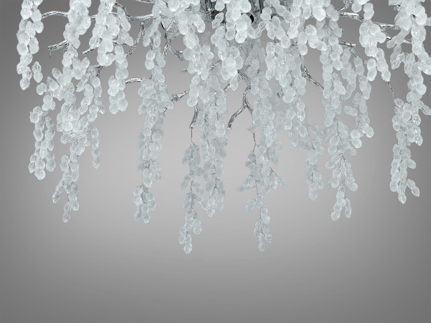Деталь люстри з кришталевими підвісками, що нагадують крижані бурульки. Встановлюється на стелю для розкішного освітлення.