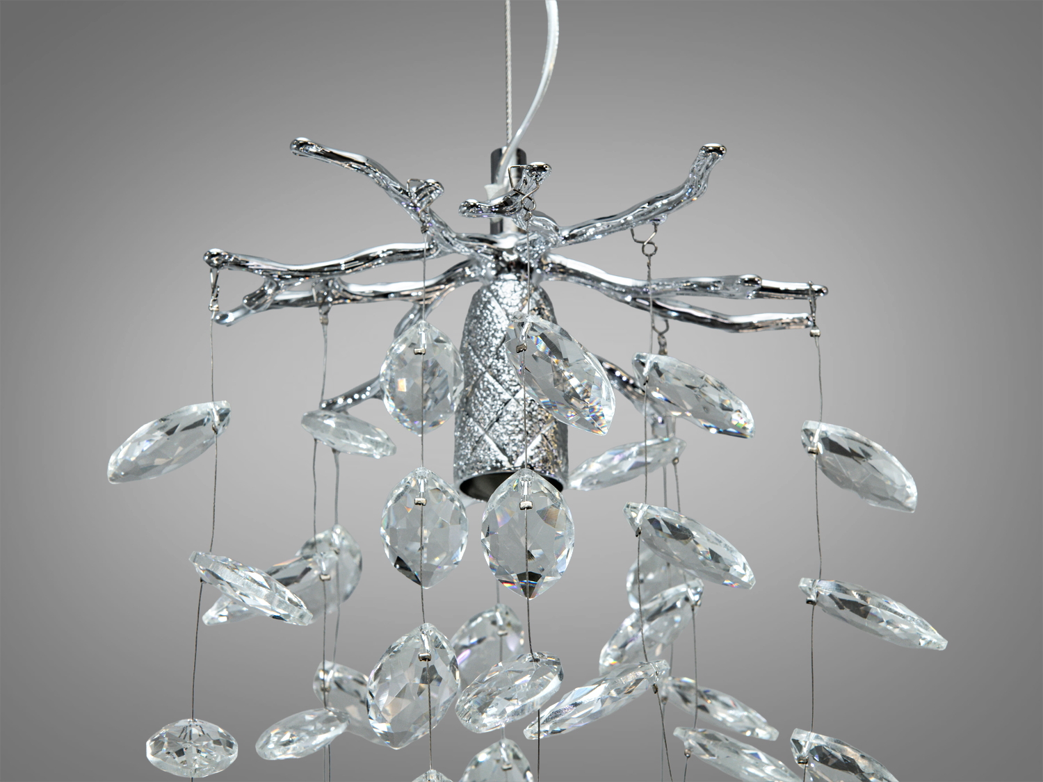 Детальний вигляд кришталевих підвісок на металевій основі світильника. Підходить для освітлення вітальні або їдальні.