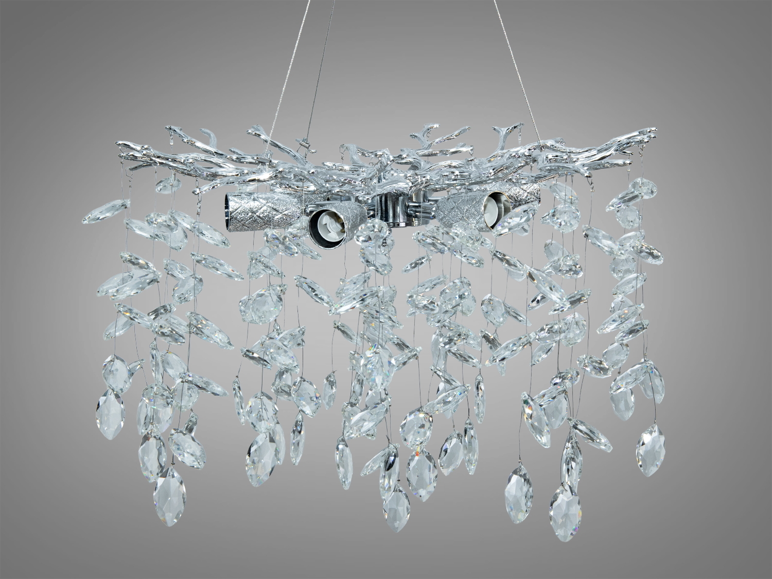 Стельова люстра з металевим каркасом і кришталевими підвісками, що створює відчуття розкоші та підходить для вітальні.