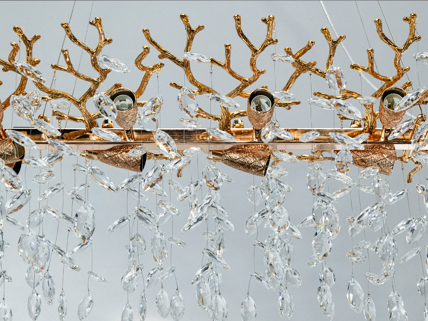 Детальне зображення люстри Гліцинія з кришталевими підвісками та золотистими гілками, що підкреслюють елегантність освітлення.