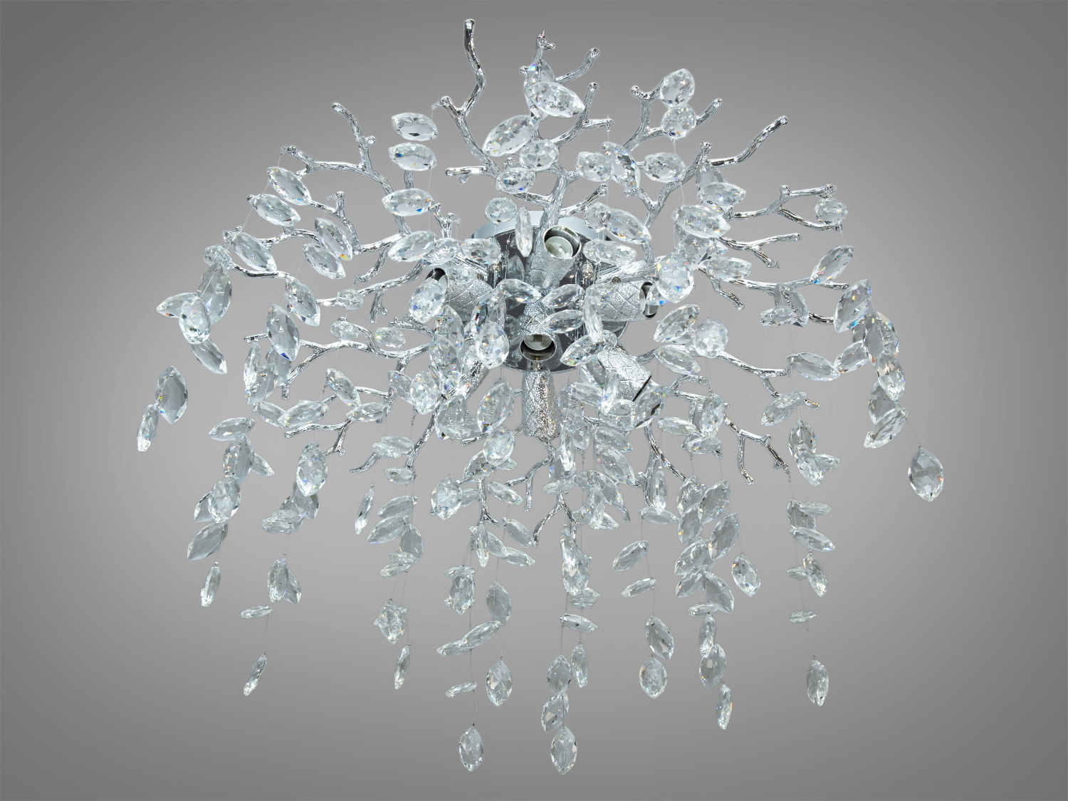 Стельовий світильник з кришталевими підвісками, що нагадують краплі дощу, додає елегантності у вітальні або спальні.