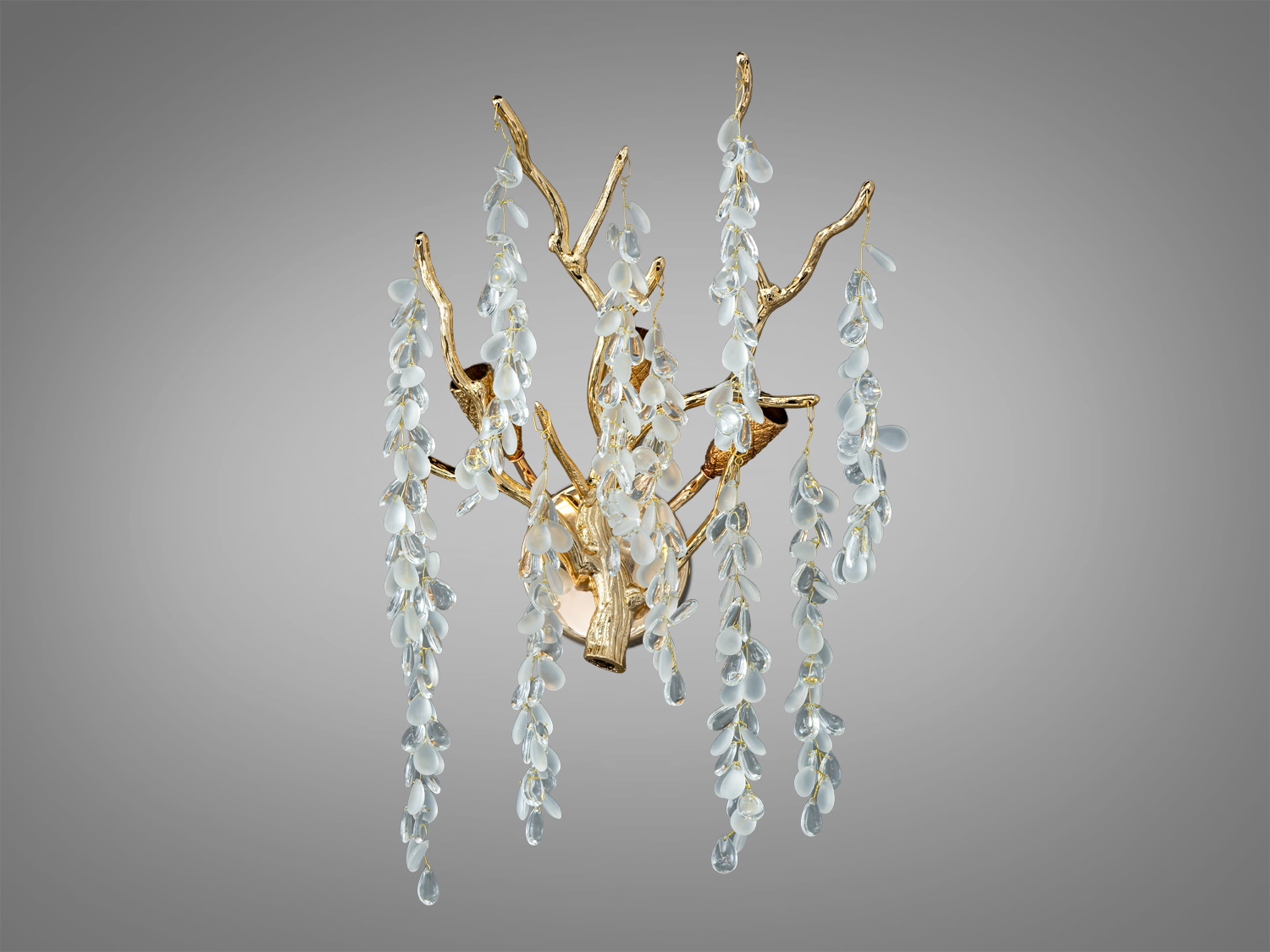 Настінний кришталевий світильник із золотими гілками та прозорими підвісками, що нагадують краплі води, створює атмосферу розкоші.