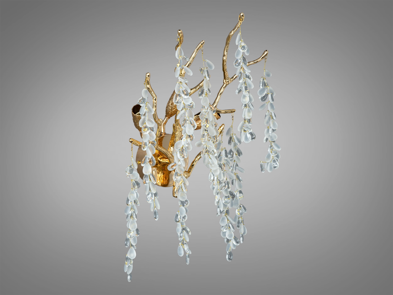 Світильник для стіни з кришталевими підвісками, що звисають з золотих гілок, додає елегантності в інтер′єр.