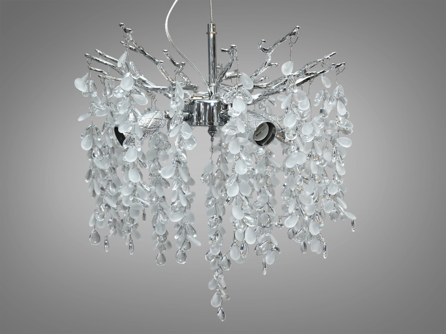 Люстра з хромованою основою та кришталевими підвісками, що нагадують гілки дерева Гліцинія. Ідеальна для сучасного інтер′єру.