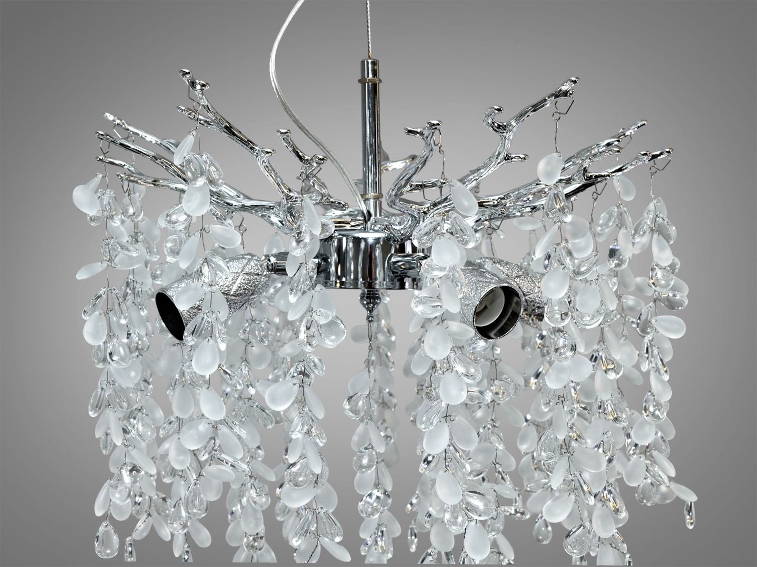 Декоративна люстра з кришталевими підвісками, що імітують листя Гліцинії, надає приміщенню елегантності. Підвісний монтаж.