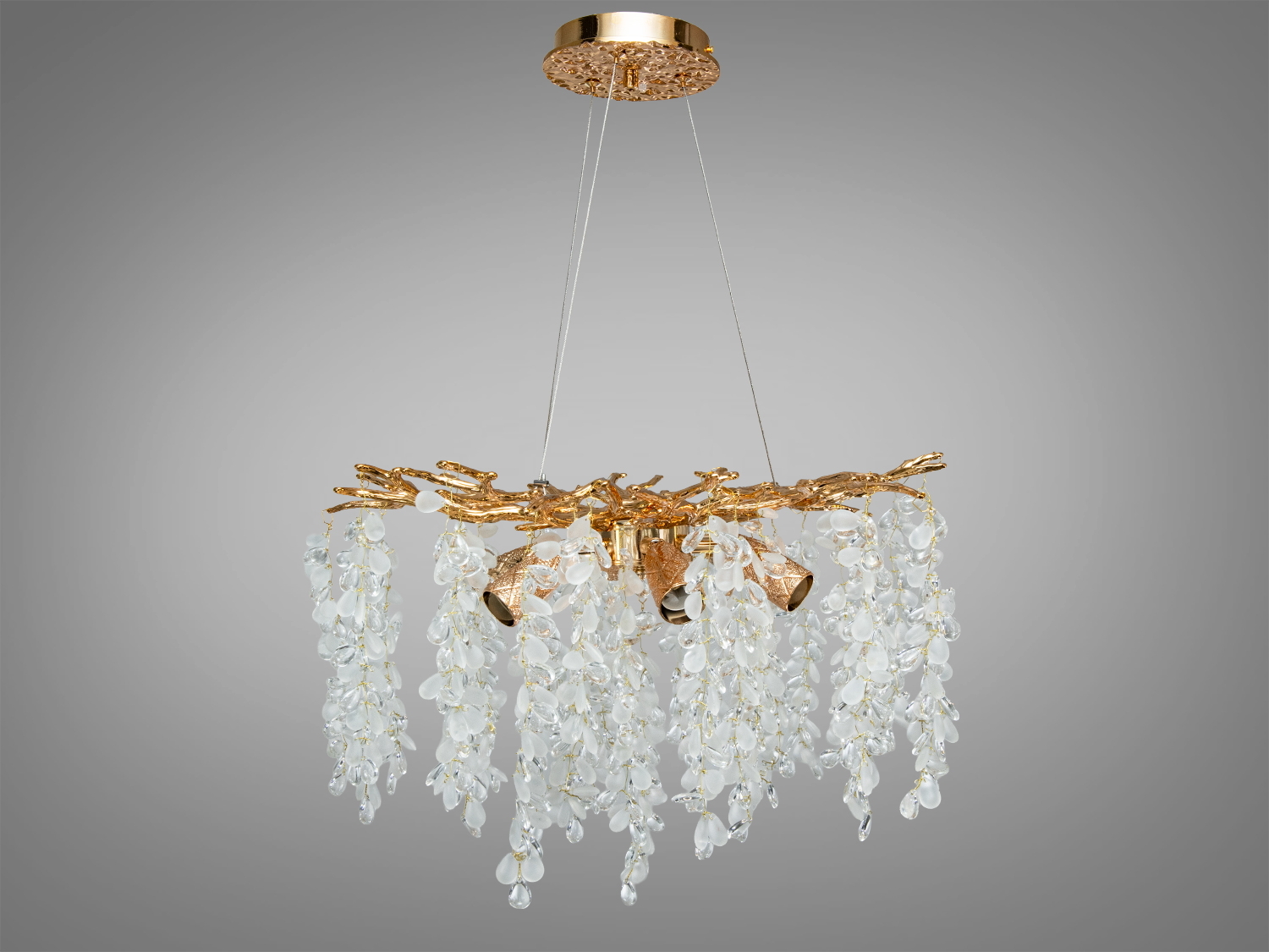 Ця підвісна дизайнерська люстра &ndash; справжнє мистецтво у світі освітлювальних приладів, яке ніби переносить вас у магічний парк Асікага на острові Хонсю, Японія. Її унікальний дизайн відтворює захопливу красу цвітіння гліциній, чиї квіткові грона елегантно спадають вниз, створюючи враження водоспаду світла, що ледь не досягає підлоги.
Основа люстри виготовлена з майстерно витих металевих гілок, кожна з яких увінчана вертикально розташованою гірляндою з кришталів. Ці кришталіки грайливо відбивають світло, створюючи чарівну гру відблисків та тіней у приміщенні.
Відмінною рисою цієї люстри є її патрони, призначені для цоколя Е14, що робить її більш універсальною та практичною у використанні порівняно зі стандартними моделями на G9. Це дає можливість обирати із значно ширшого асортименту ламп, дозволяючи вам точно налаштувати освітлення згідно з вашими потребами та стилем інтер&prime;єру.
Каркас люстри виконано з легкого, але міцного алюмінію, що гарантує довговічність та стабільність конструкції. Гілки люстри легко згинаються, дозволяючи вам експериментувати з формою: ви можете зробити її більш об&prime;ємною та пишною, або навпаки, більш плоскою, якщо простір не дозволяє використовувати великі люстри.
Ця люстра здатна не лише створити у вашому домі атмосферу розкоші та витонченості, а й забезпечити високоякісне освітлення. Вона ідеально підійде як для класичних, так і для сучасних інтер&prime;єрів, додаючи їм елемент ексклюзивності та креативності.