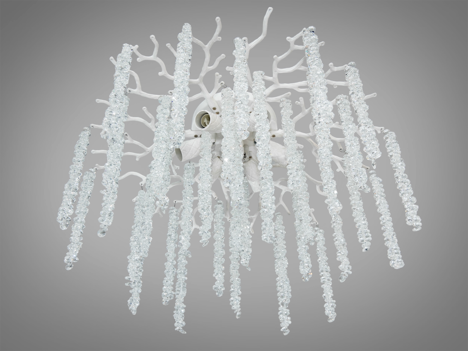 Люстра з кришталевими підвісками та розгалуженою алюмінієвою основою. Ідеально підходить для монтажу в просторих кімнатах.