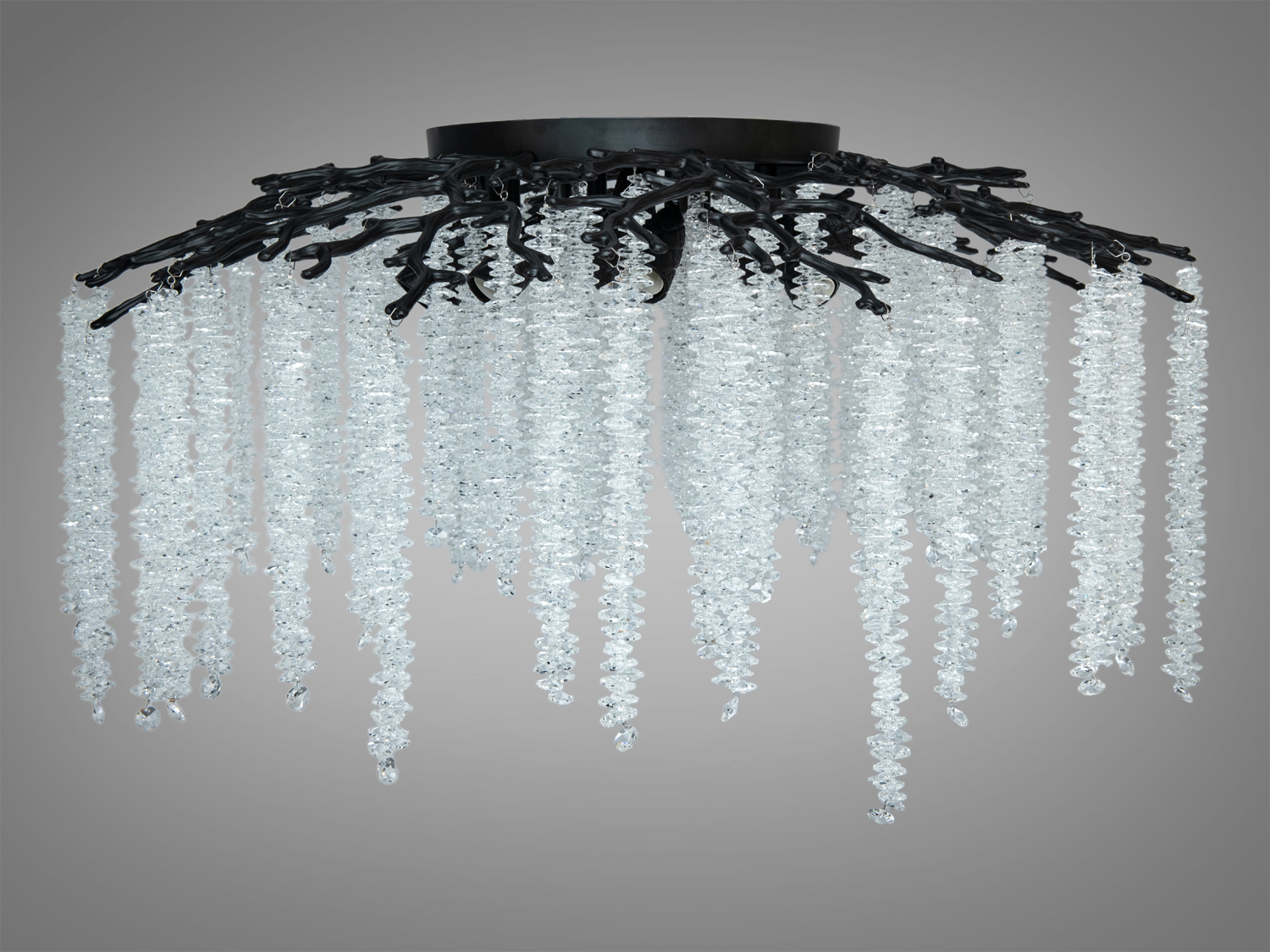 Кришталеві підвіски люстри, що спадають, як лоза, кріпляться до чорного каркаса, створюючи ефектний вигляд.