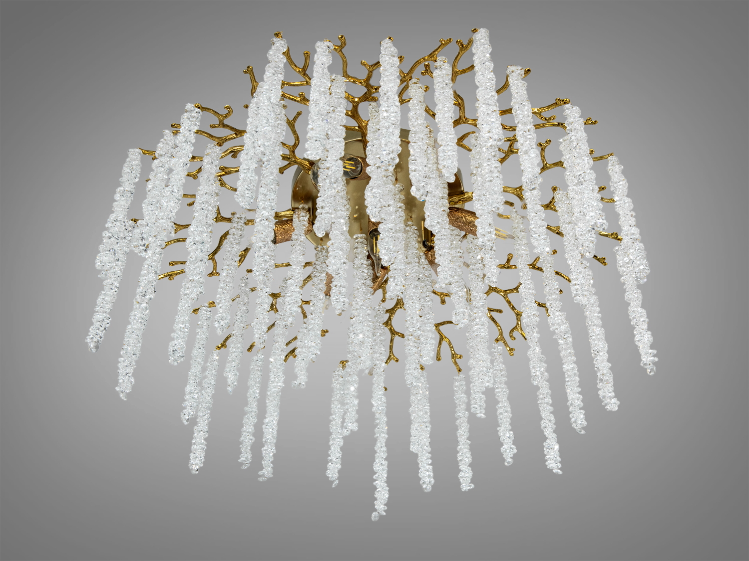 Стельова люстра з кришталевими елементами, що створюють ефект водоспаду. Золота конструкція підкреслює розкіш, ідеальна для спальні.