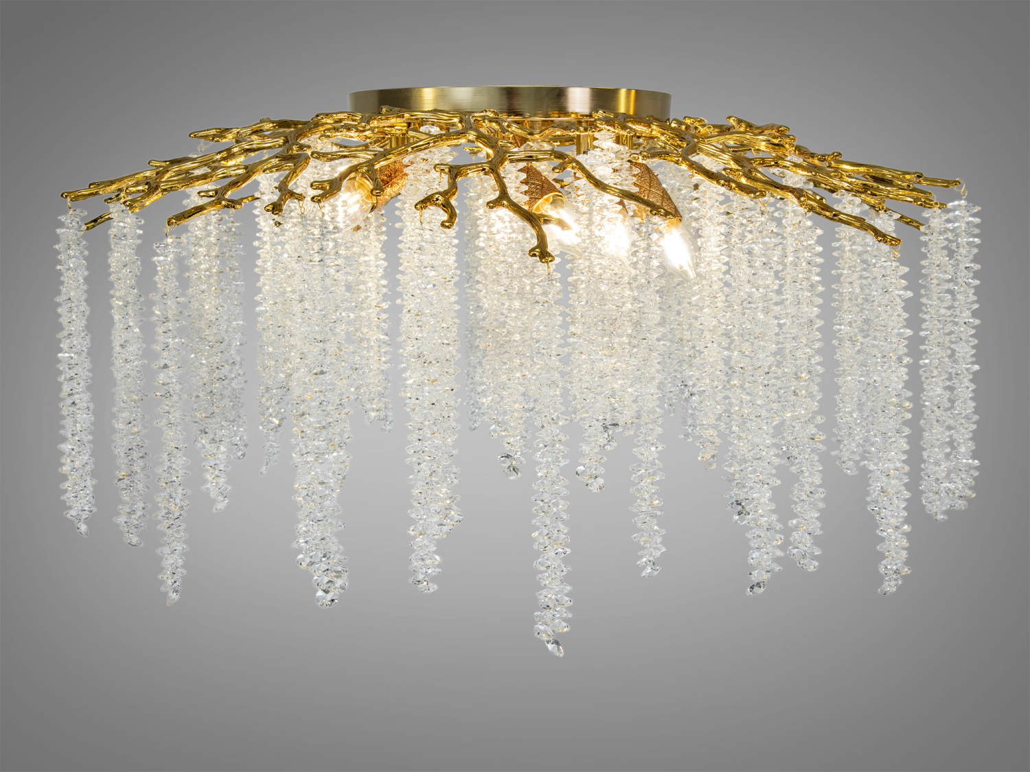 Стельова люстра з кришталевими підвісками на золотій основі. Відмінно підходить для розкішних інтер′єрів.