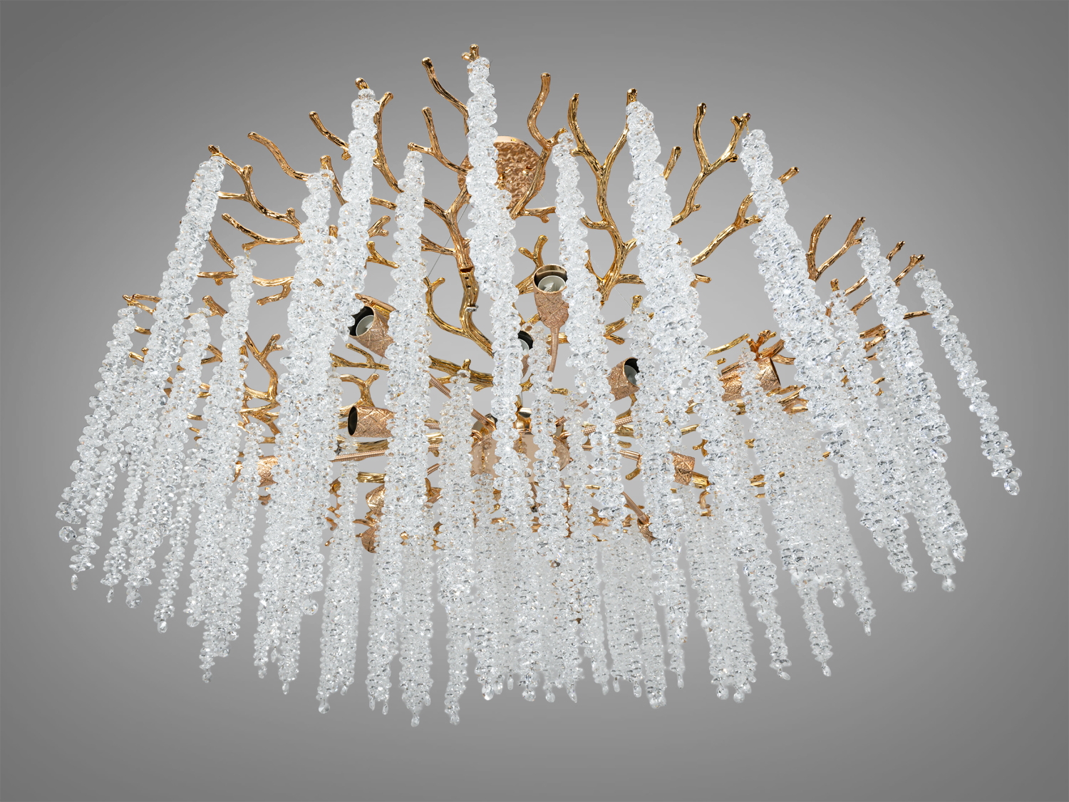 Люстра з кришталевими підвісками та золотими деталями, що створюють ефект водоспаду. Підходить для сучасних інтер′єрів.
