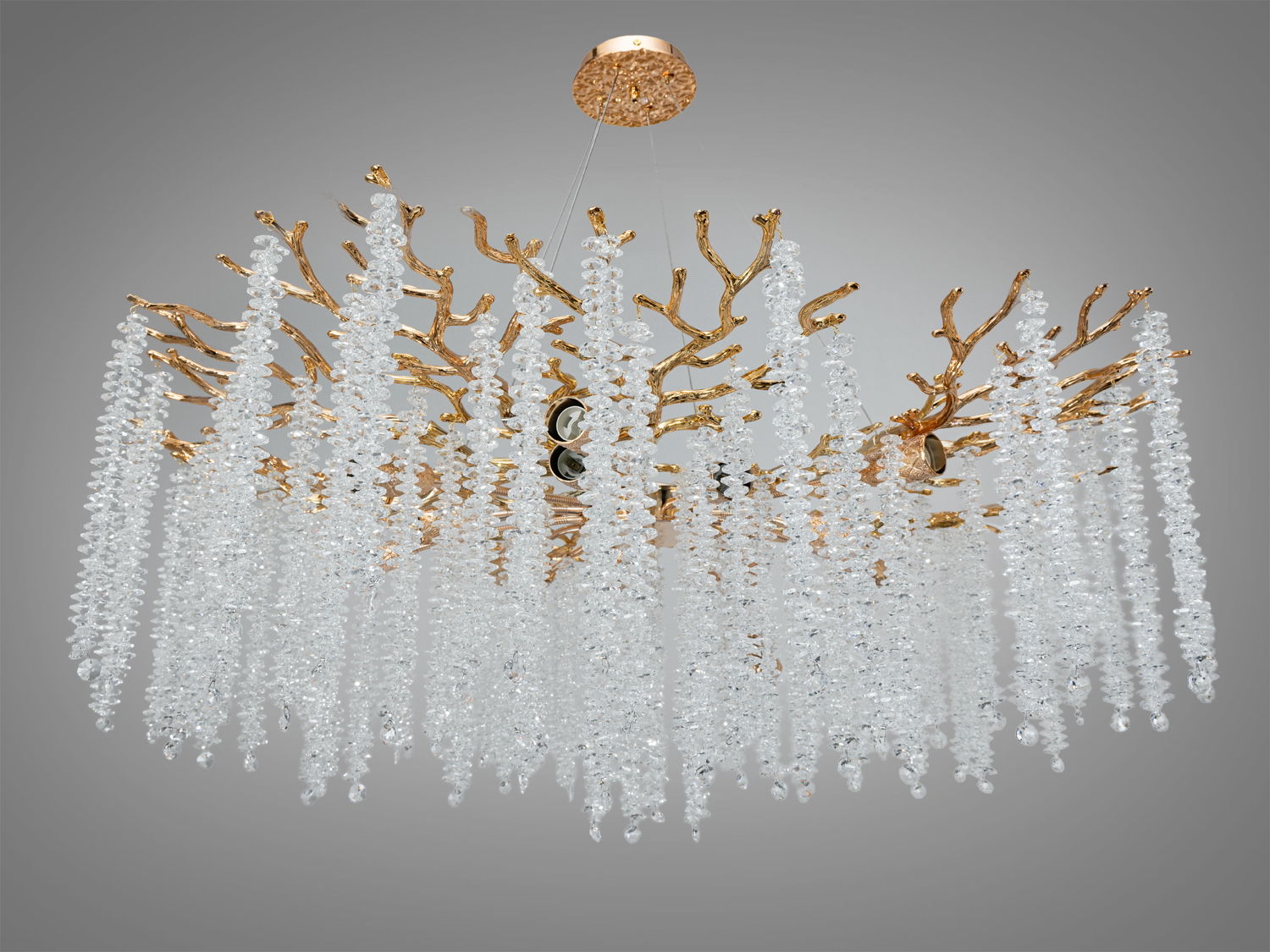 Підвісна люстра з кришталевими підвісками, що імітують крижані бурульки Гліцинії. Золотистий каркас додає елегантності, ідеальна для високих стель.