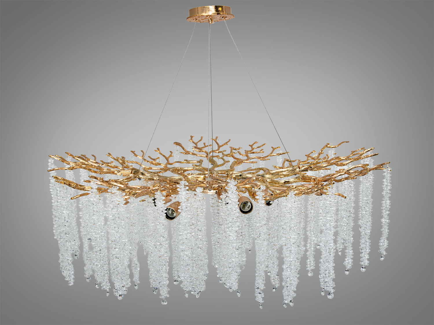 Люстра з гіллястим дизайном і кришталевими підвісками, що створюють ефект водоспаду. Підходить для сучасних інтер′єрів.