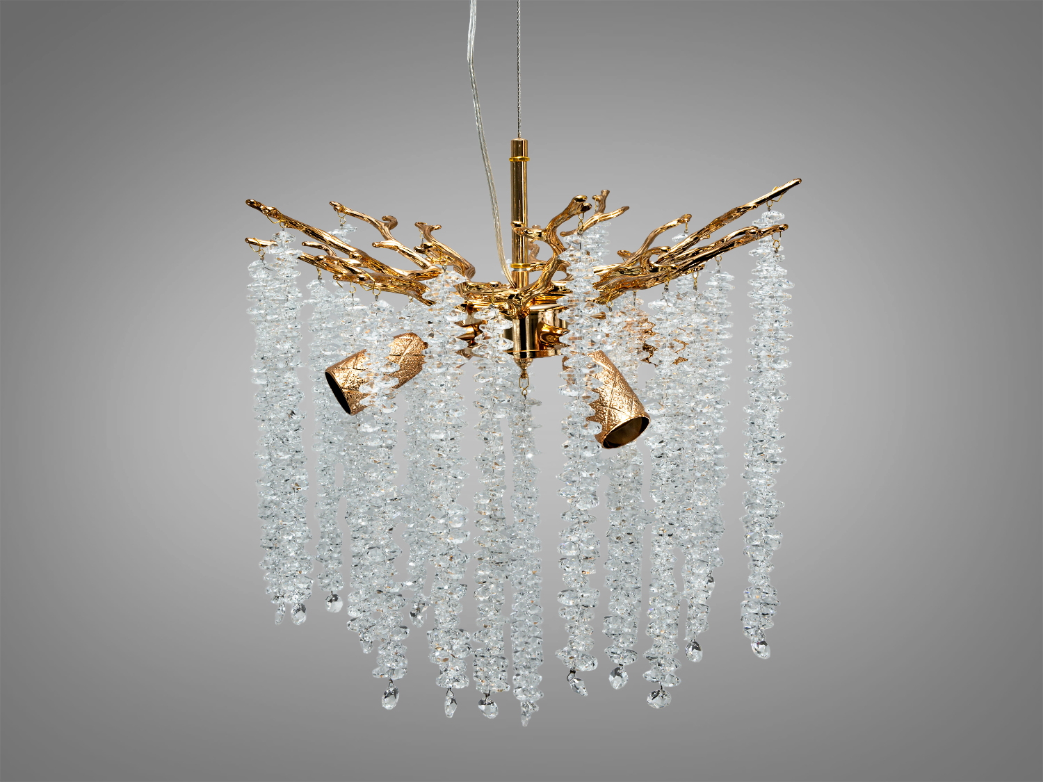 Витончена люстра з кришталевими підвісками, що нагадують гілки Гліцинії, та золотими елементами. Ідеальна для розкішного декору.