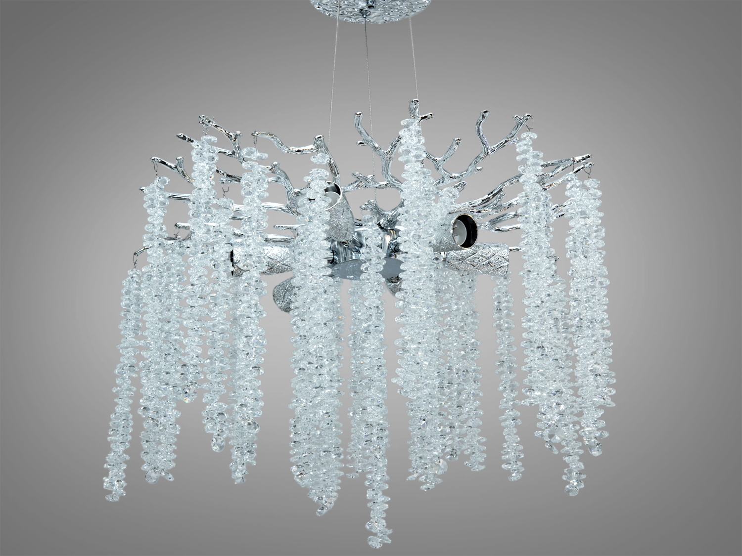 Люстра з каскадними кришталевими підвісками, закріплена на гіллястій основі. Підвісний монтаж забезпечує легкість в інсталяції.
