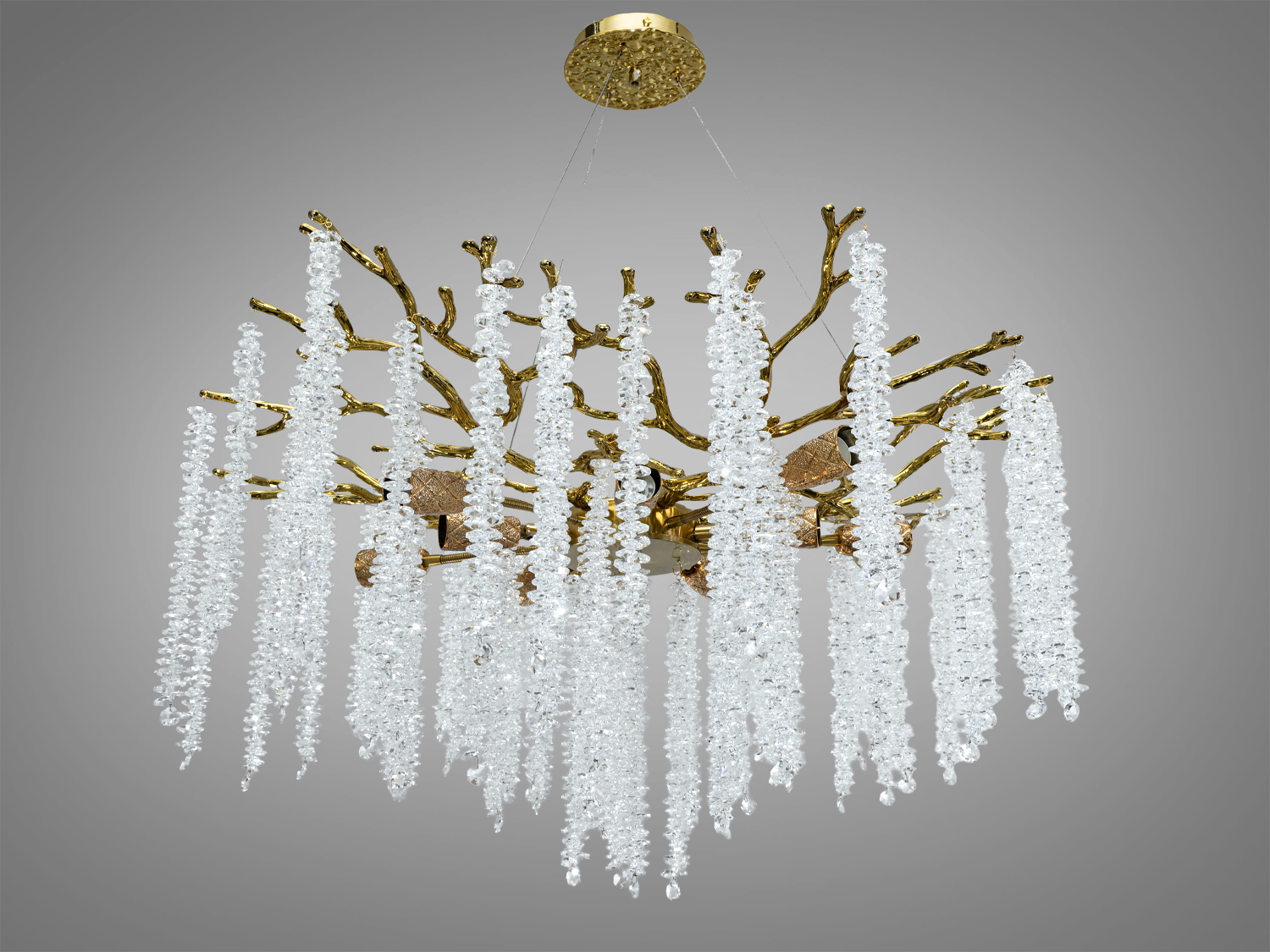 Люстра з підвісками з прозорого кришталю, що нагадують краплі роси, підходить для просторих кімнат.