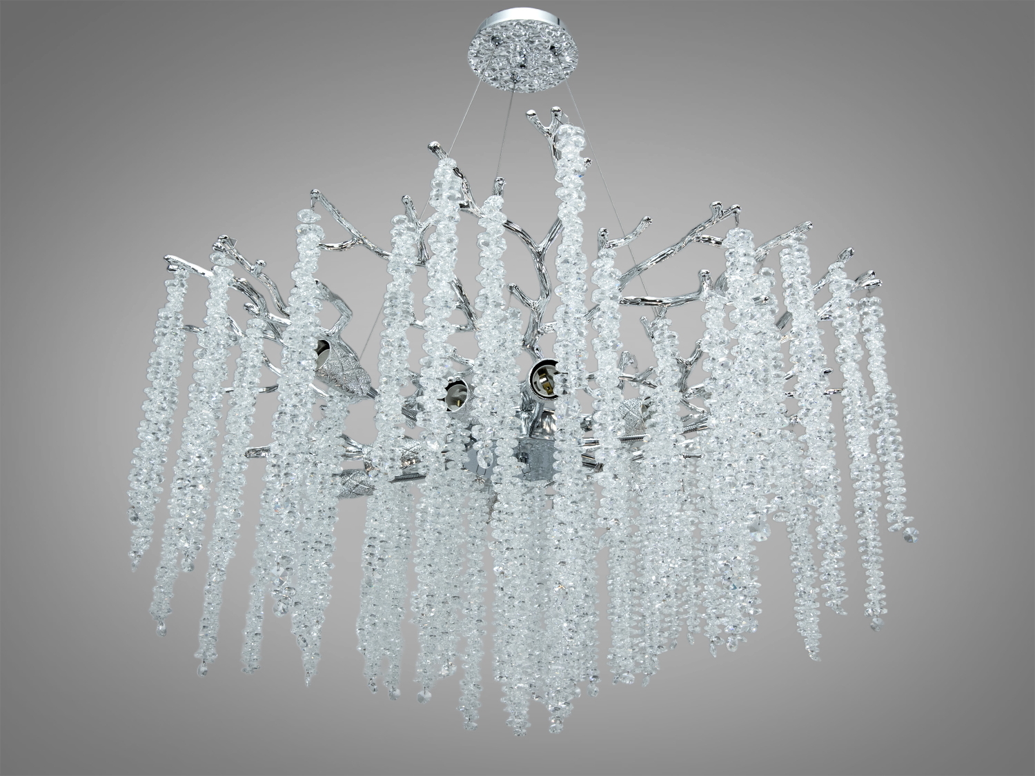 Кришталевий світильник з підвісками, що спадають каскадом. Металевий каркас забезпечує надійність конструкції, підходить для вітальні.